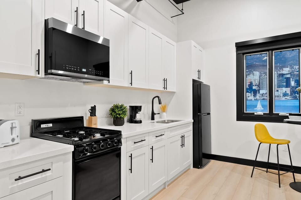 Prime Downtown Stay Steps from Petco Park Apartment in Gaslamp Quarter