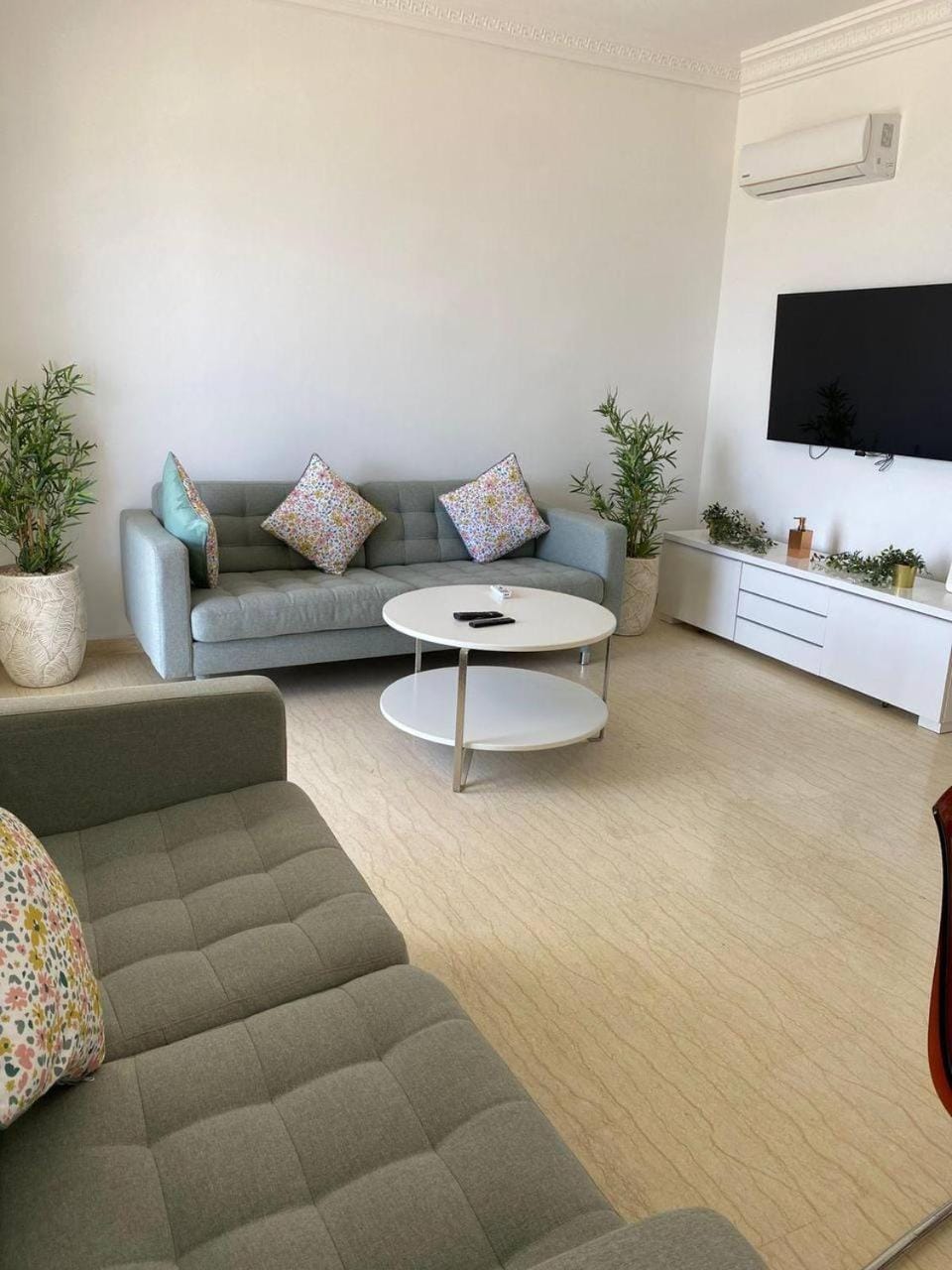 Communal lounge/ TV room, TV and multimedia, Living room, Seating area, Evening entertainment, air conditioner