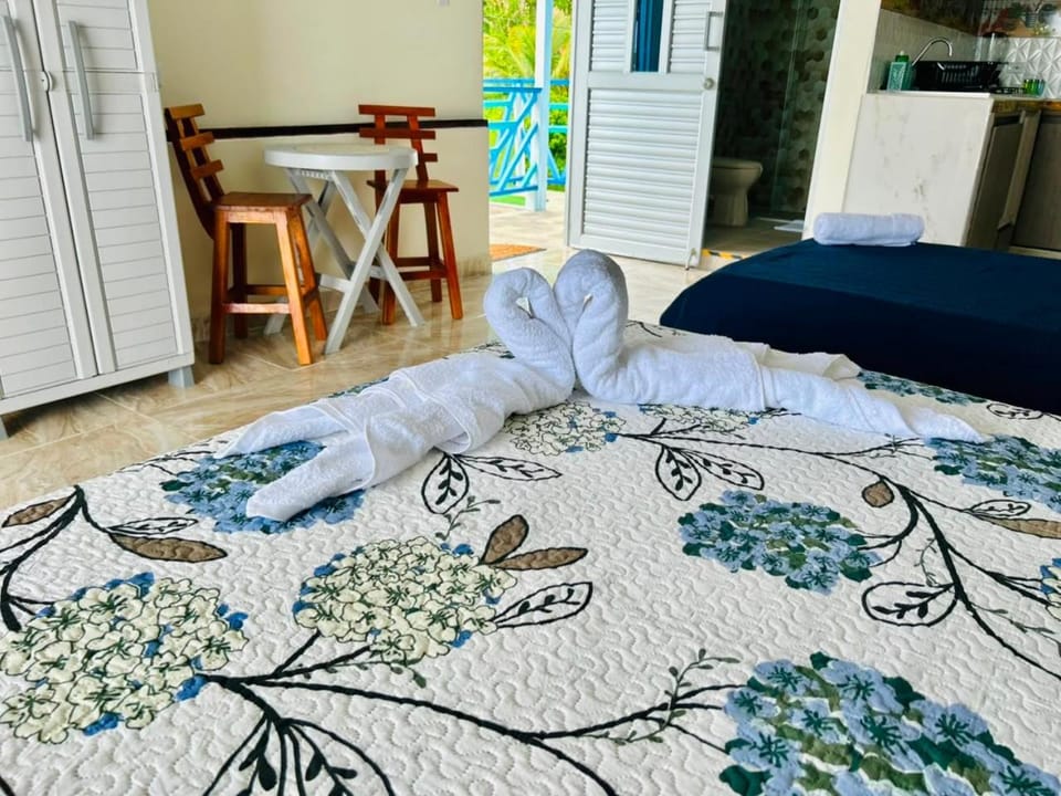 Bed, Dining area, Bedroom, towels