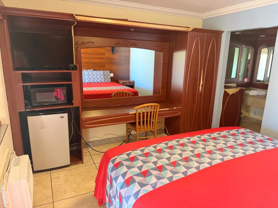 Photo of the whole room, Bedroom, wardrobe