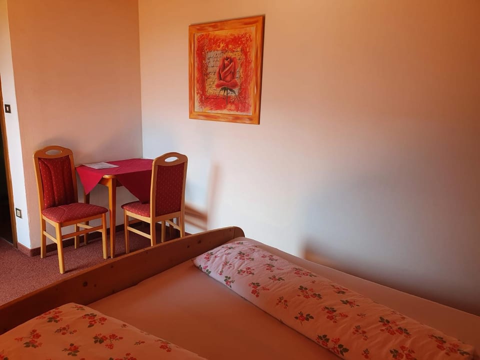 Bed, Photo of the whole room, Seating area, Bedroom, Swimming pool, Breakfast