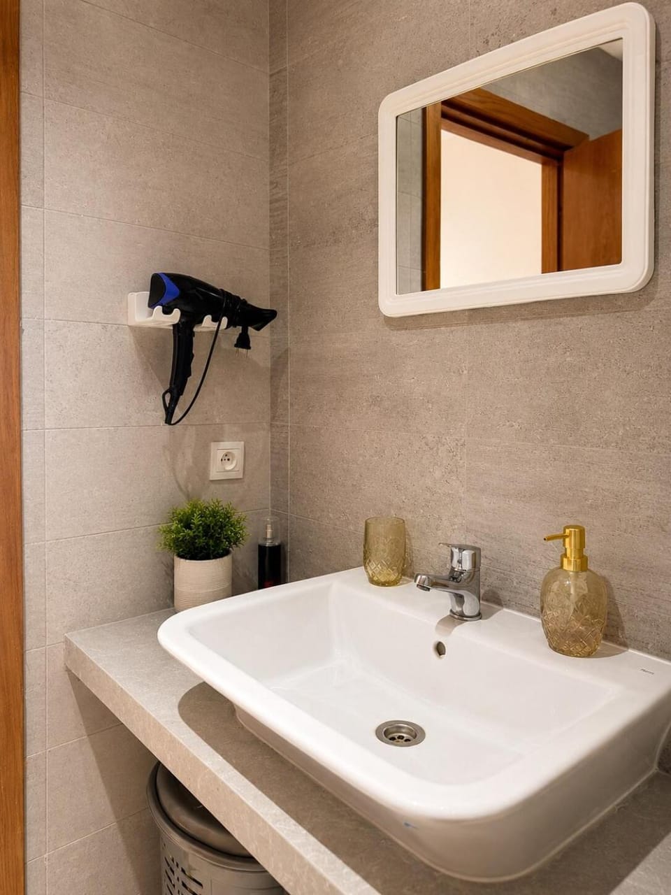 Ocean Views & Pool, 2BR Retreat, 5 min to beach Apartment in Tangier
