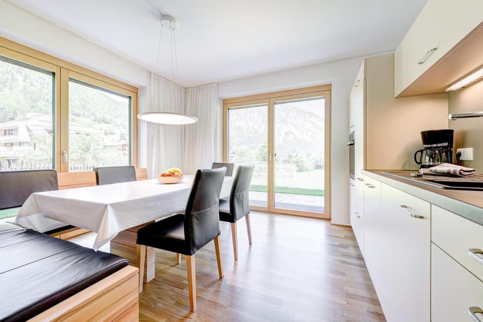 Kitchen or kitchenette, Dining area, stove