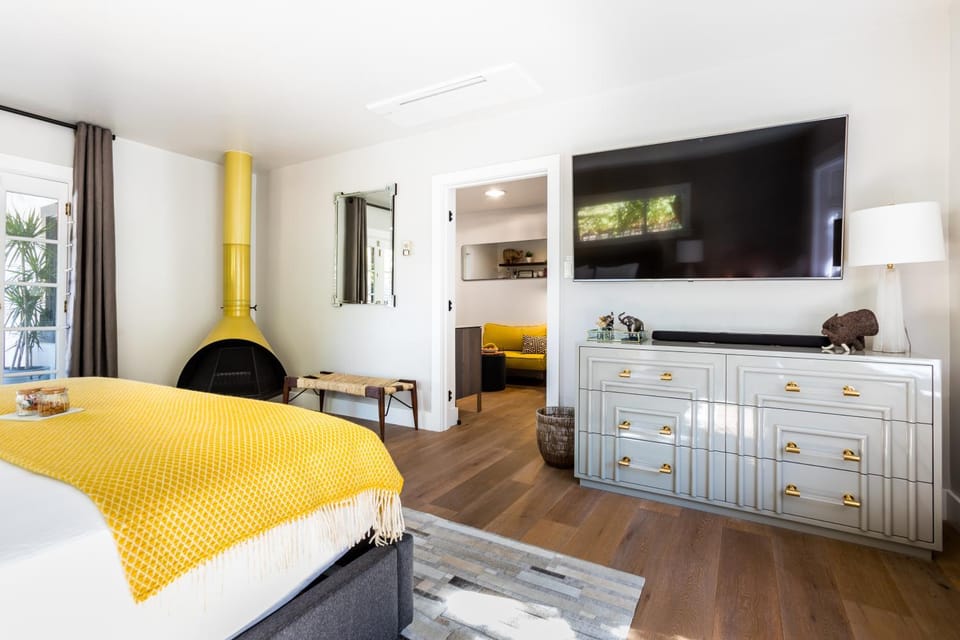Bed, TV and multimedia, Evening entertainment, Bedroom