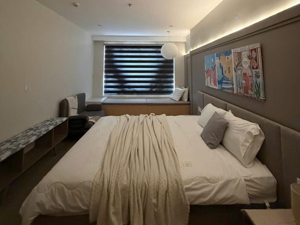 Bed, Seating area
