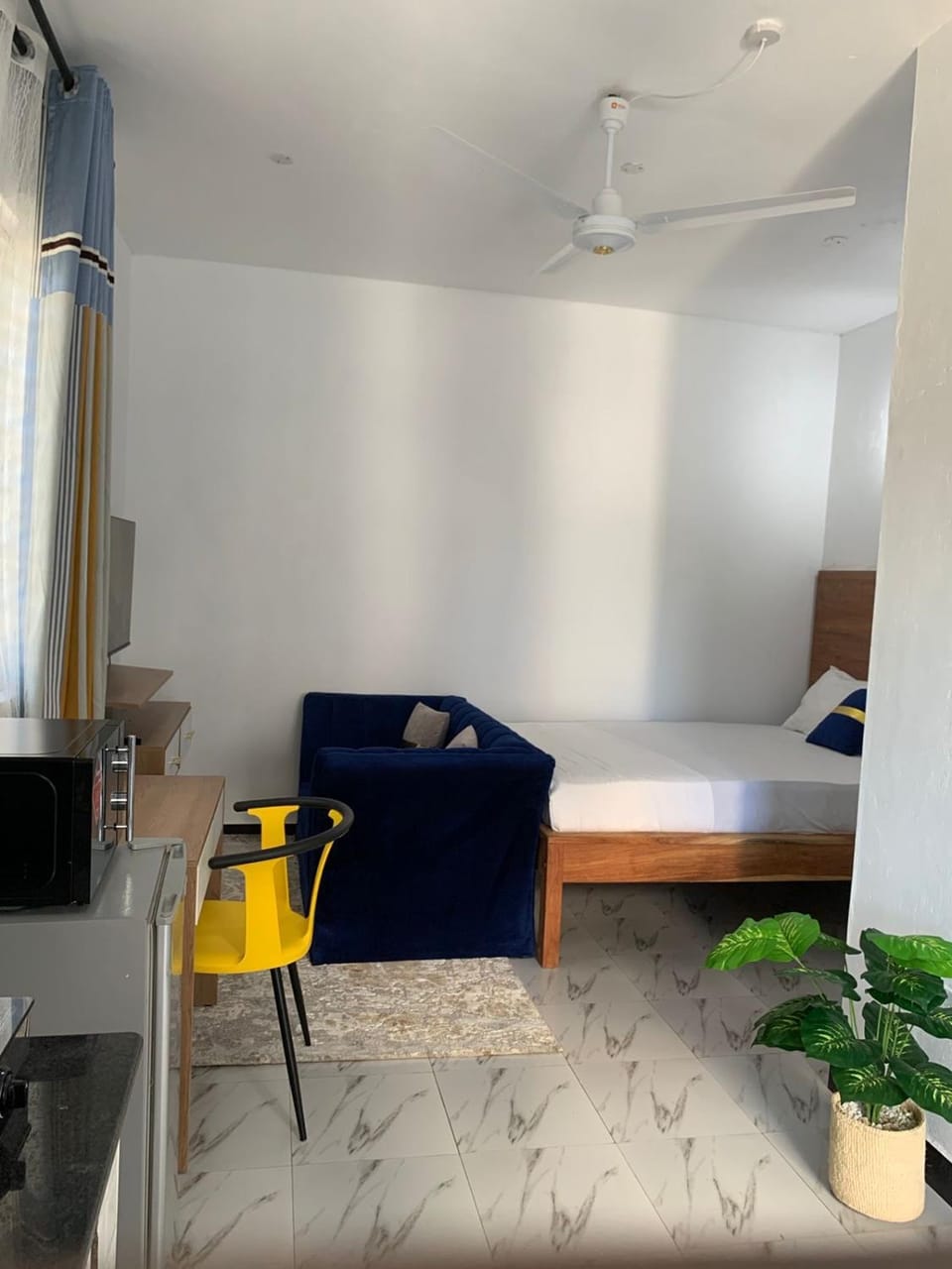 Bed, Living room, Photo of the whole room, Seating area, Dining area, Bedroom, hair dresser, air conditioner