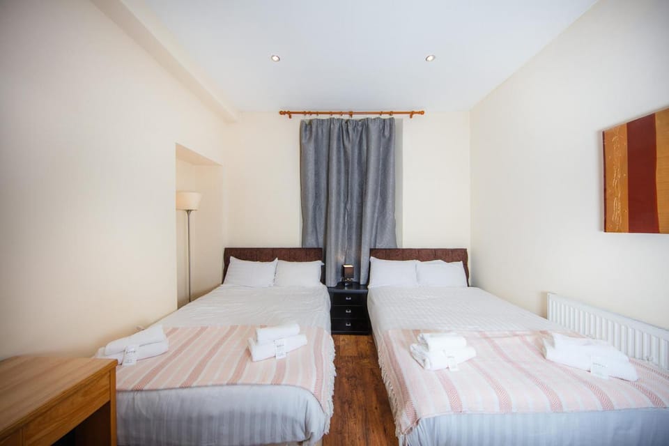 Warm Calton Hill 3 Bdrm Apartment A Apartment in Edinburgh