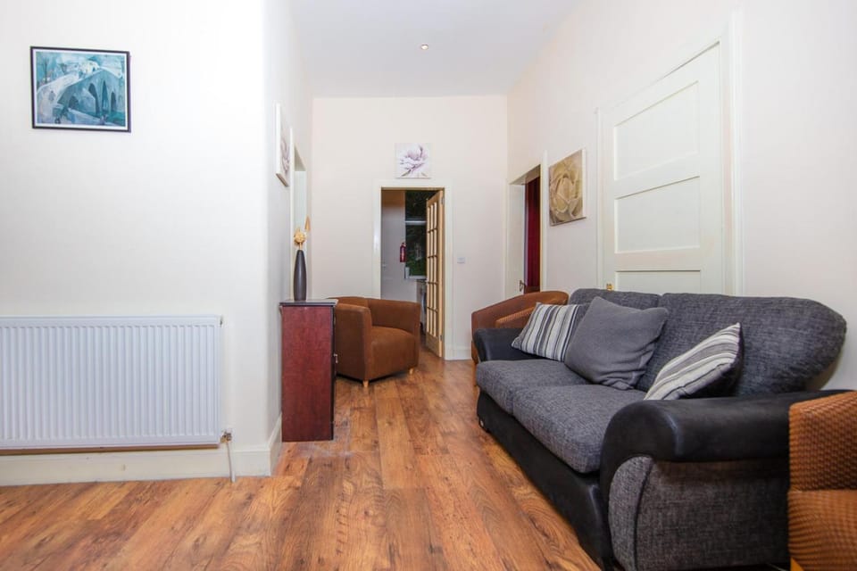 Warm Calton Hill 3 Bdrm Apartment A Apartment in Edinburgh
