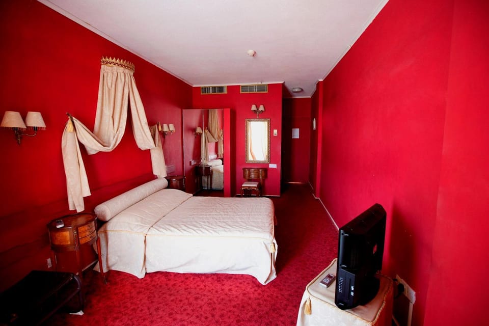 Bed, TV and multimedia, Photo of the whole room