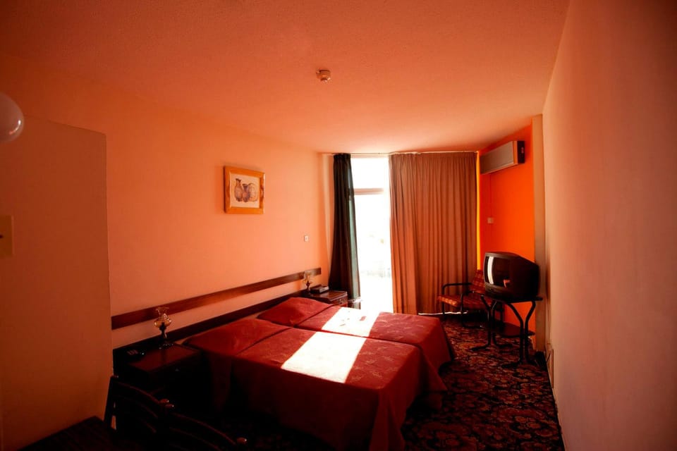 Bed, Day, TV and multimedia, Lounge or bar, Photo of the whole room