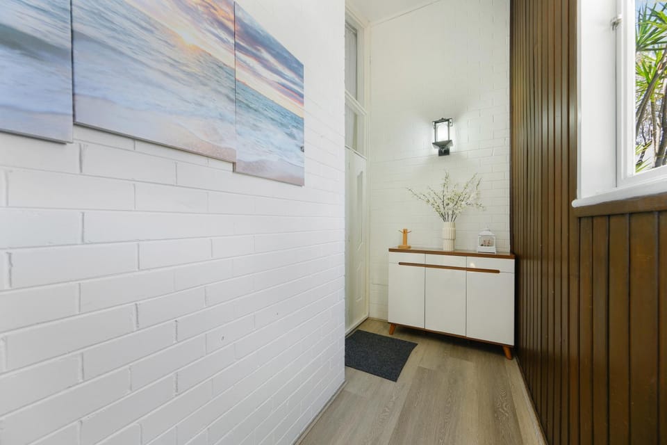 Casula cozy 3Br home with parking & WiFi House in Casula