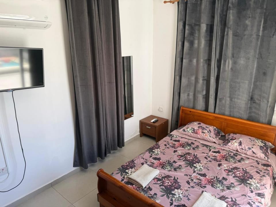 Bed, TV and multimedia, Bedroom