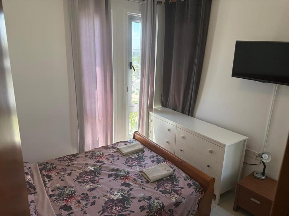 Bed, TV and multimedia, Bedroom
