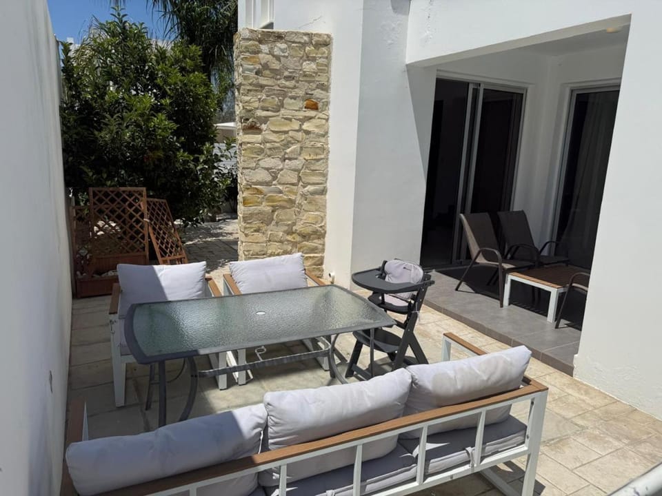 Patio, Day, Balcony/Terrace, Seating area