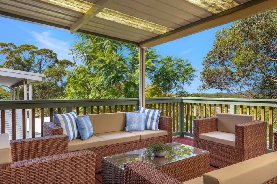 Lakeside Haven - Private Jetty and 6BR Group Retreat House in Central Coast