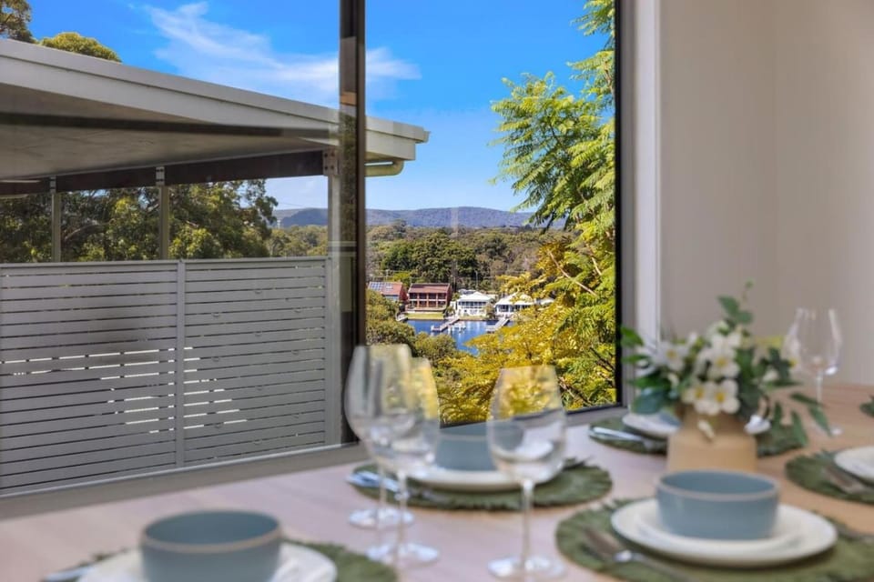 Lakeside Haven - Private Jetty and 6BR Group Retreat House in Central Coast