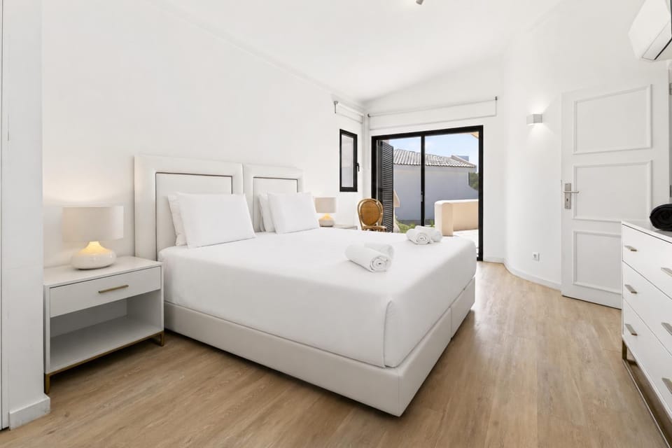 Bed, TV and multimedia, Bedroom, towels