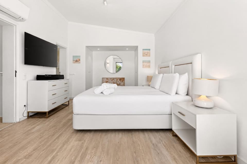 Bed, TV and multimedia, Bedroom, wardrobe