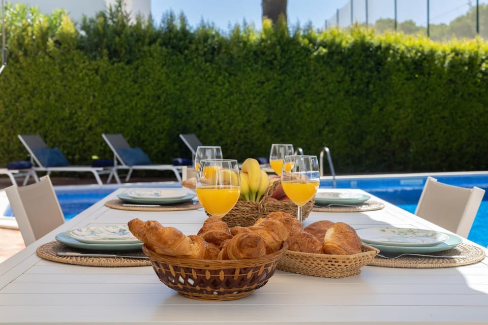 Dining area, Pool view