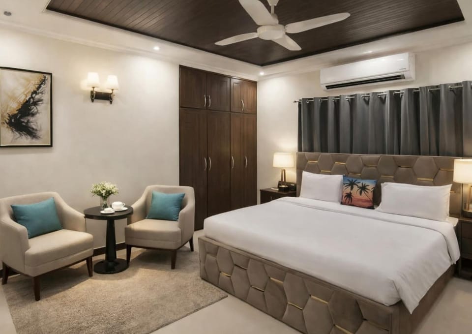 Bed, Photo of the whole room, Seating area, Bedroom, air conditioner