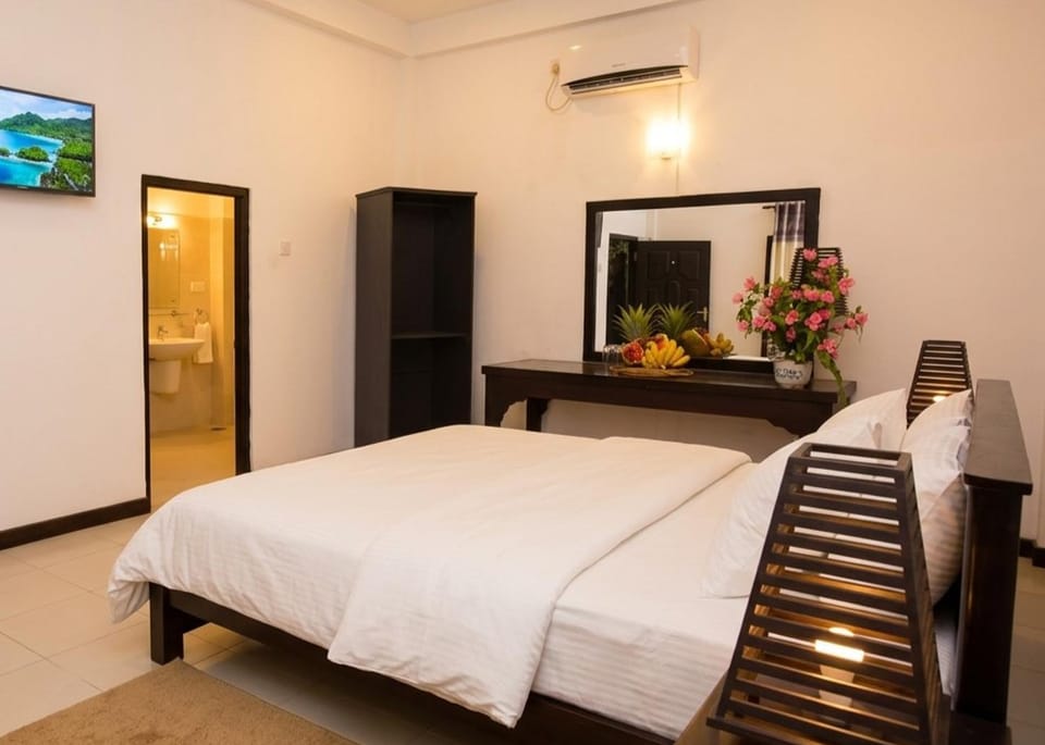 Bed, TV and multimedia, Living room, Photo of the whole room, Bedroom, Breakfast, wardrobe