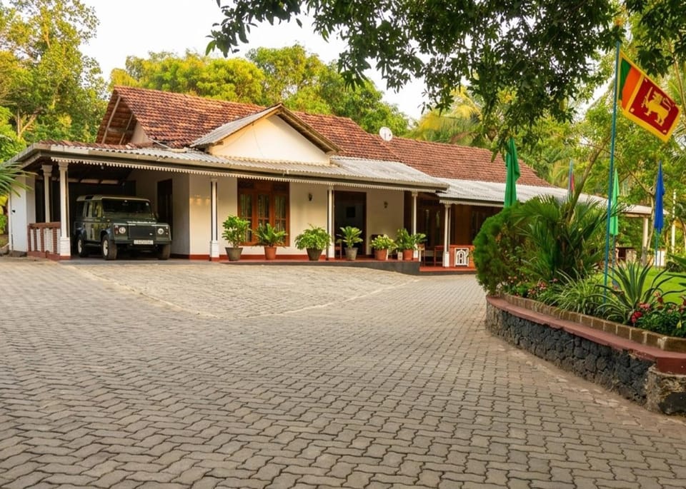 Property building, Day, Garden, Garden view, Parking
