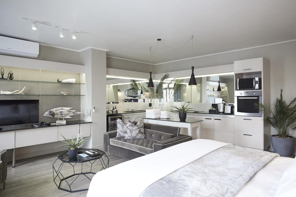 Bed, TV and multimedia, Coffee/tea facilities, Kitchen or kitchenette, Living room, Photo of the whole room, Seating area, Dining area, Bedroom, minibar, oven, pet friendly, stove, toaster