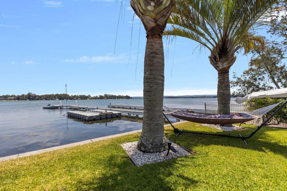 Charming Lakeside Retreat in Summerland Point House in Lake Macquarie