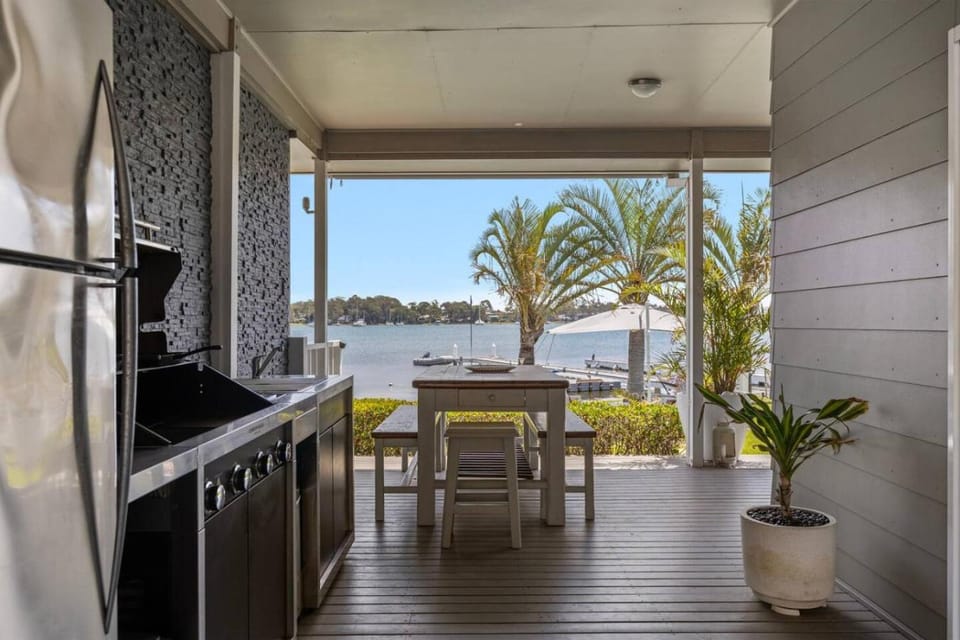 Charming Lakeside Retreat in Summerland Point House in Lake Macquarie