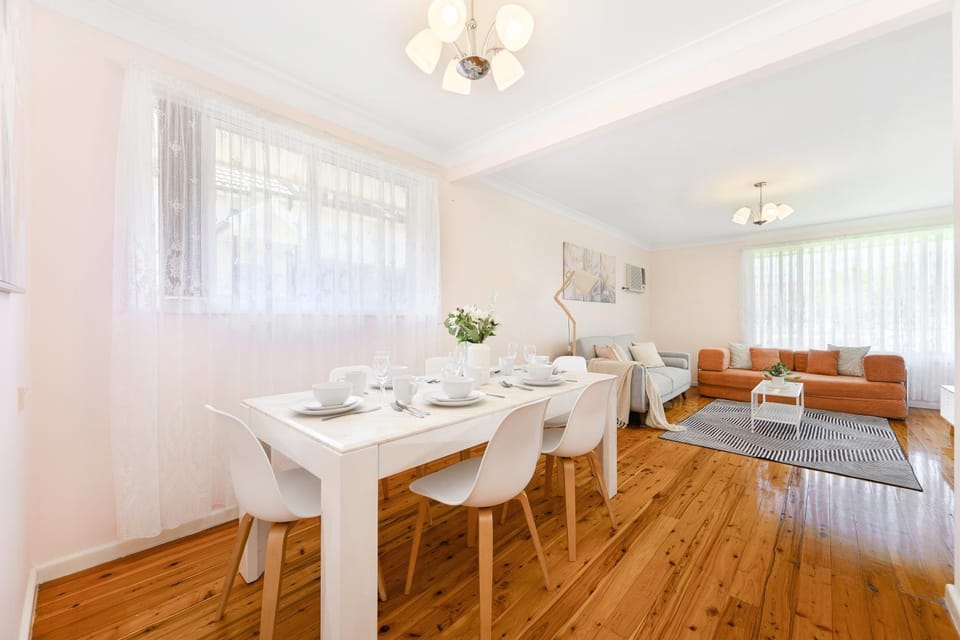 2BR House Sleeps 7 Close to Shops & Train House in Sydney