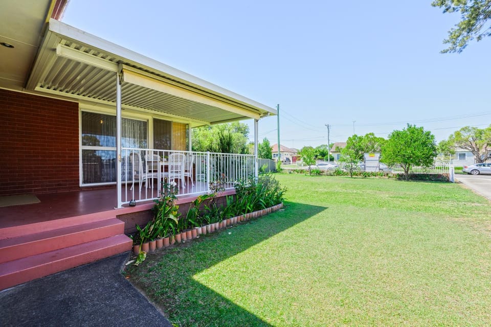 2BR House Sleeps 7 Close to Shops & Train House in Sydney