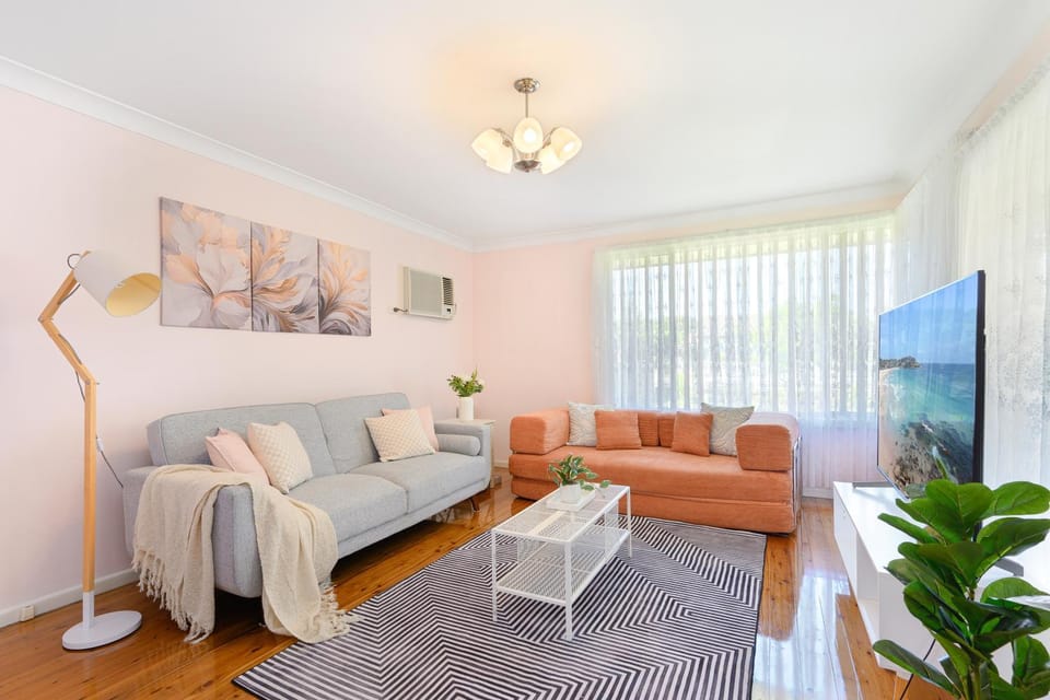 2BR House Sleeps 7 Close to Shops & Train House in Sydney