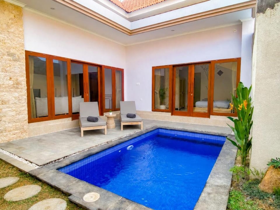 Patio, Swimming pool, sunbed