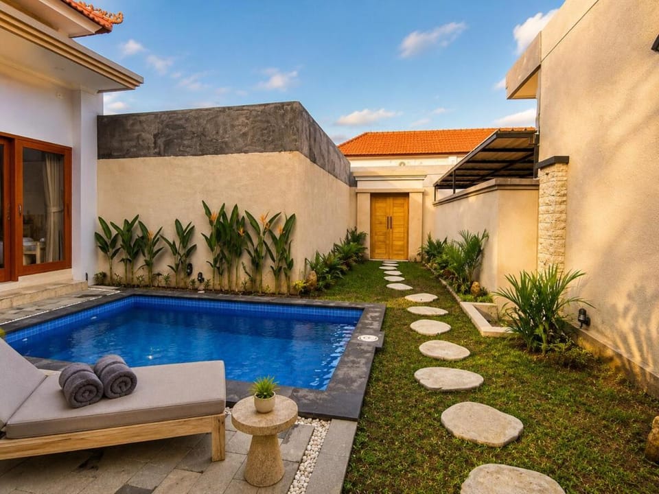 Day, Natural landscape, Garden, Swimming pool, sunbed