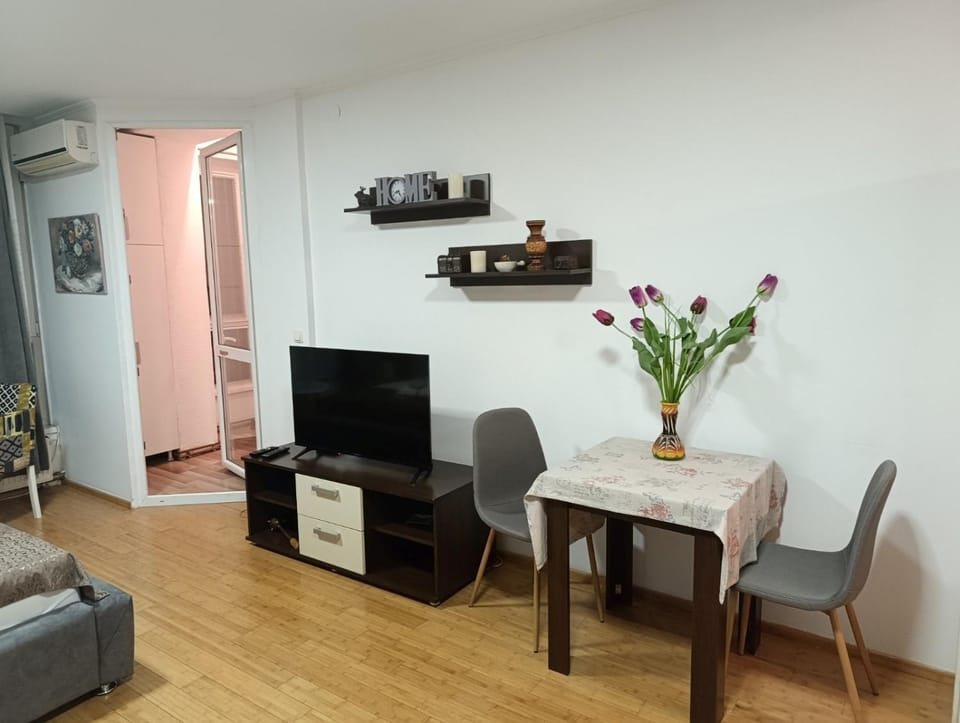 TV and multimedia, Seating area, Dining area