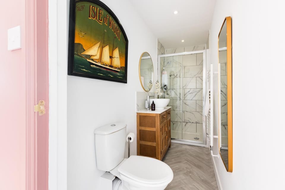 Shower, Toilet