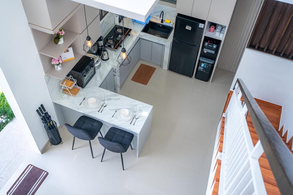 Kitchen or kitchenette, Dining area