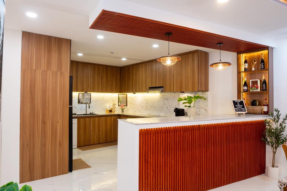Kitchen or kitchenette, minibar