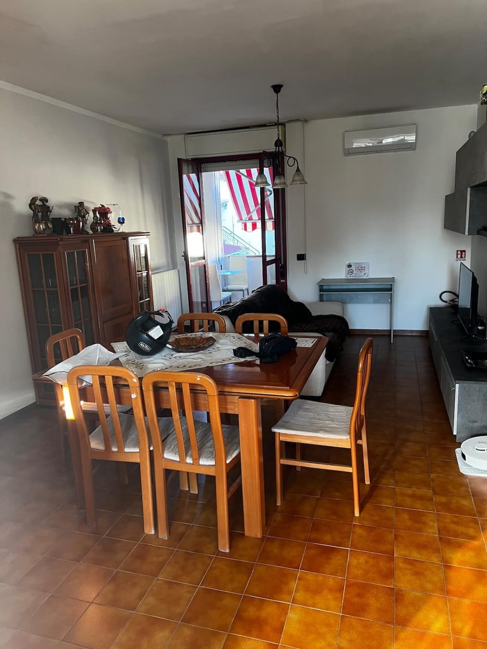 Living room, Seating area, Dining area, pet friendly, air conditioner