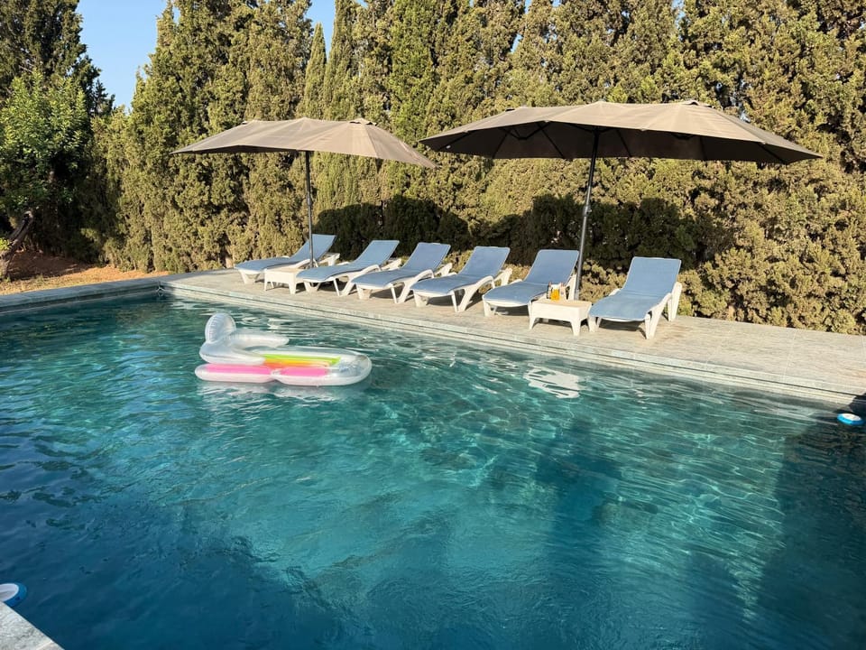 Swimming pool, sunbed
