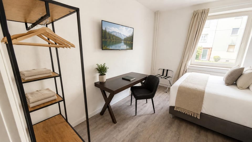 Bed, TV and multimedia, Photo of the whole room, Bedroom