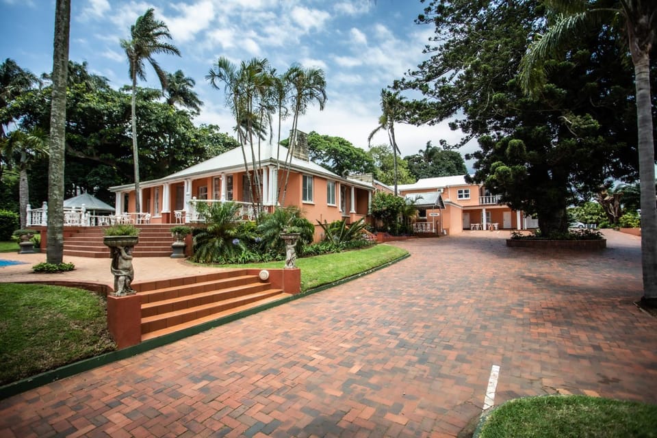 Property building, Day, Garden, Parking