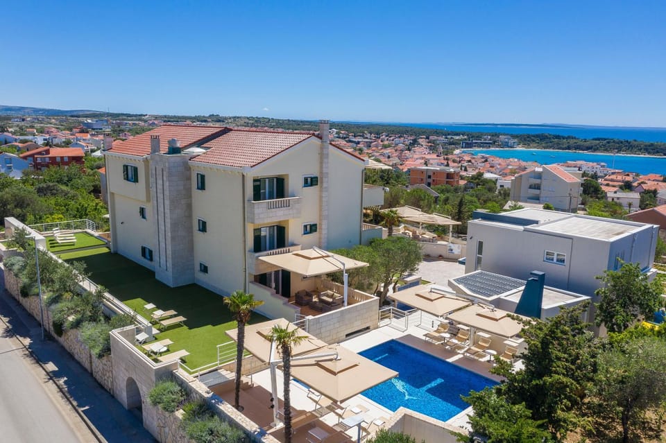 Bird's eye view, Pool view