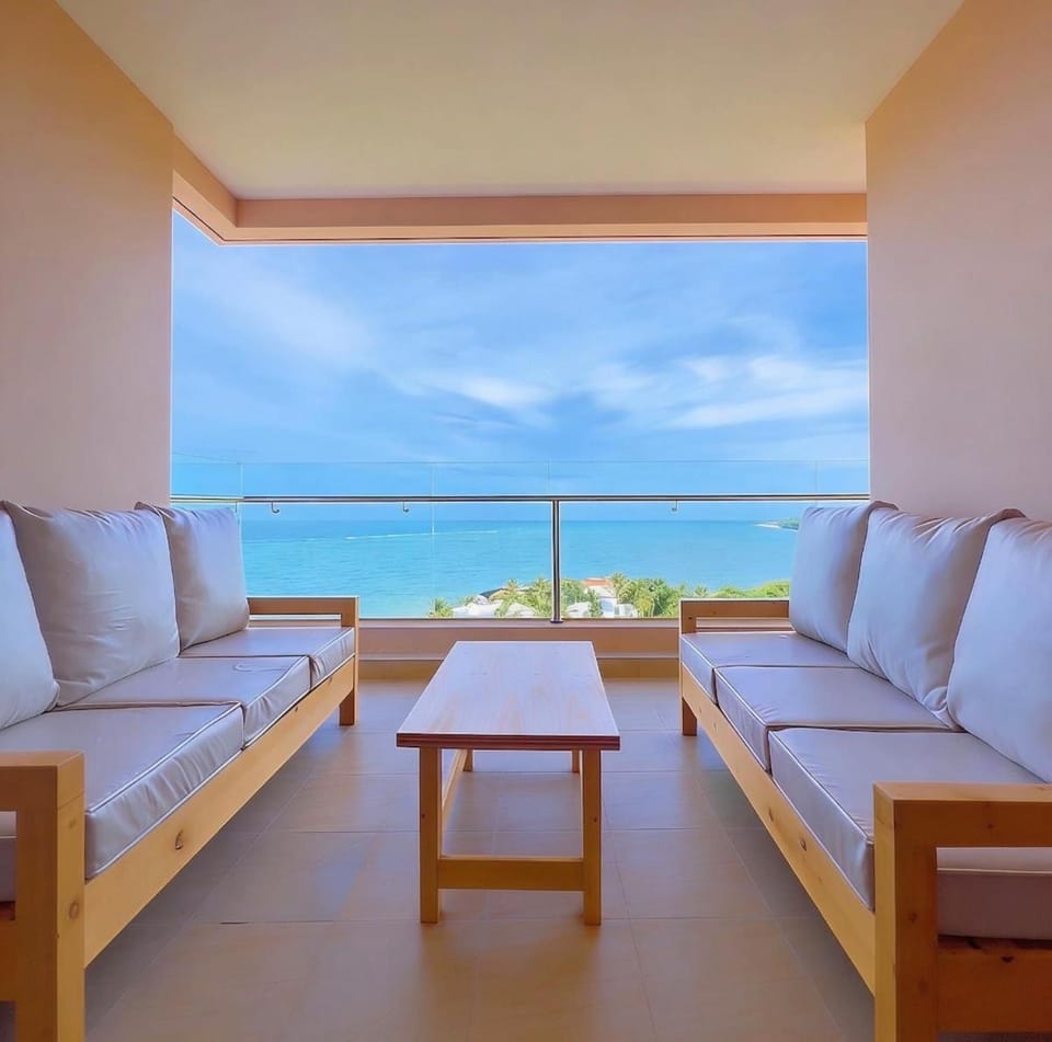 Panoramic Sea view Penthouse AirCon Pool, Gym, Beach Apartment in Mombasa County