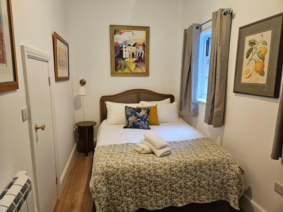 Bed, Decorative detail, Bedroom, towels