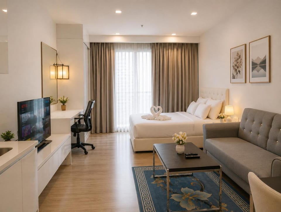 Bed, TV and multimedia, Living room, Photo of the whole room, Seating area, hair dresser