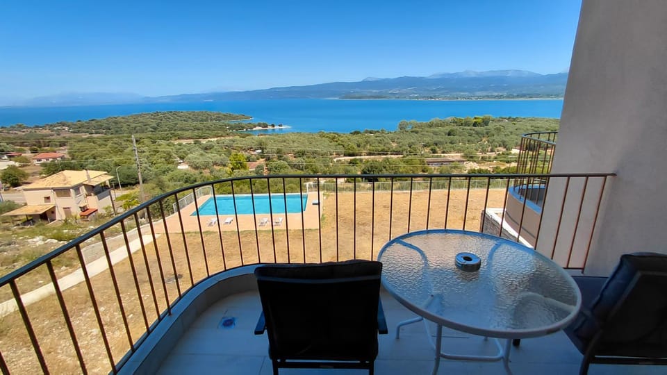 Day, Natural landscape, View (from property/room), Balcony/Terrace, Balcony/Terrace, Pool view, Sea view, Swimming pool