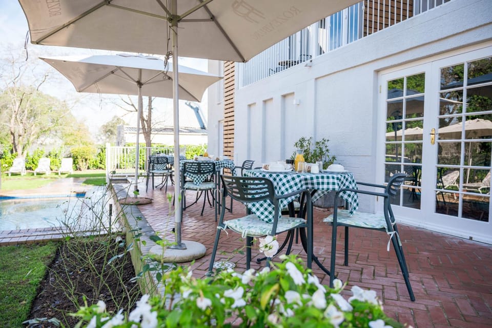 Property building, Patio, Garden, View (from property/room), Dining area, Garden view, Pool view