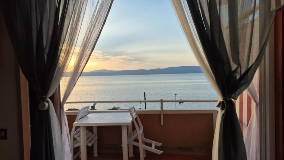 Day, Balcony/Terrace, Dining area, Lake view