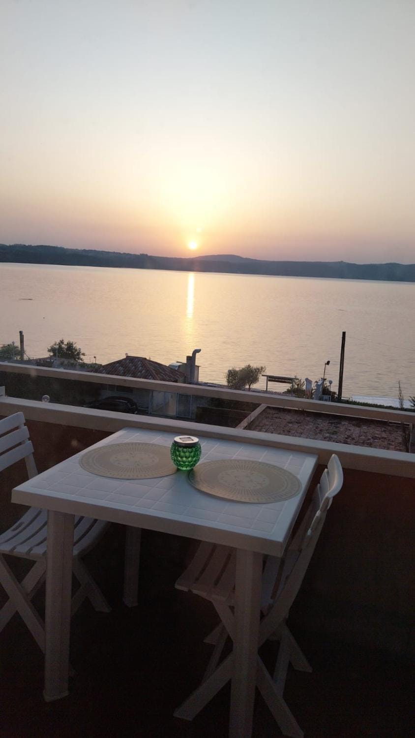 Balcony/Terrace, Dining area, Lake view, Sunset